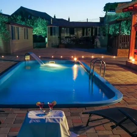 Hébergement de vacances Alluring Holiday In Pako Tane With Swimming Pool Pakoštane